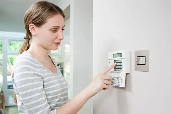 استفاده از یک نمونه بهترین دزدگیر منزل
