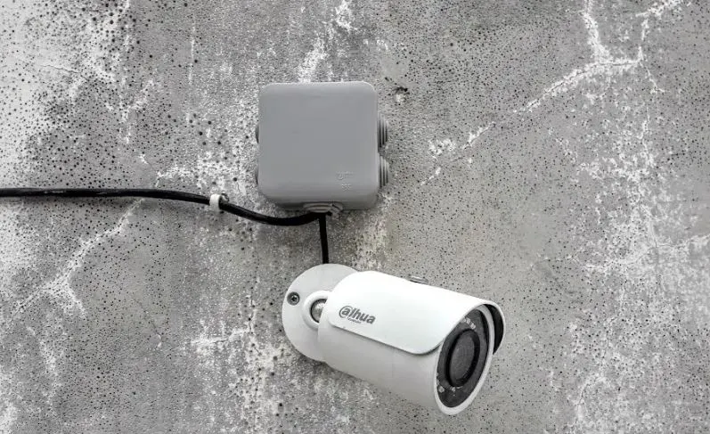 دوربین hfw1230s-s5-dahua نصب‌شده روی دیوار